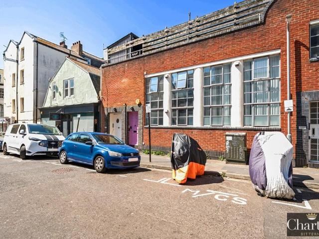 Cavendish Court, Brighton BN2 2 bed flat to rent £1,550 pcm £358 pw