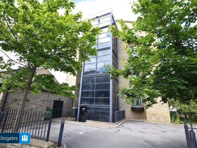 Cavendish Court, Drighlington, West. 2 bed apartment to rent £875 pcm £202 pw