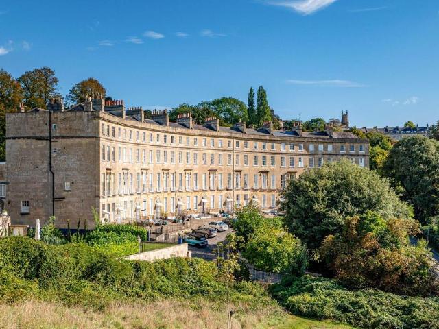 Cavendish Crescent 2 bed apartment to rent £2,250 pcm £519 pw