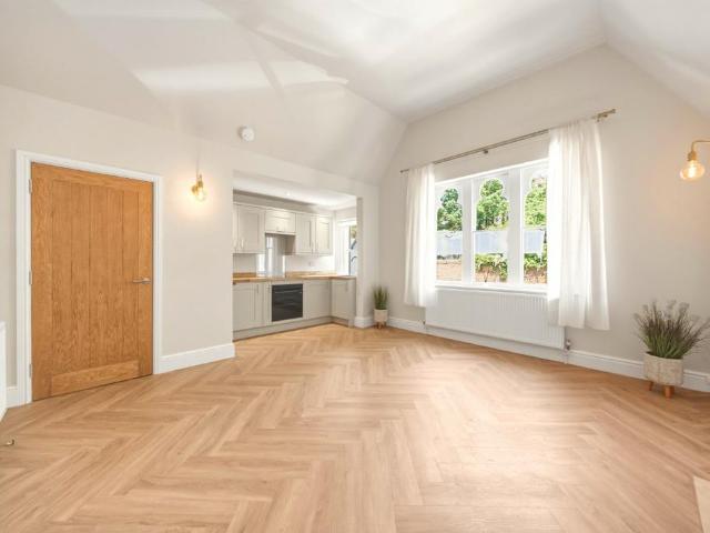 Cavendish Crescent South, Nottingham. 2 bed flat to rent £1,395 pcm £322 pw