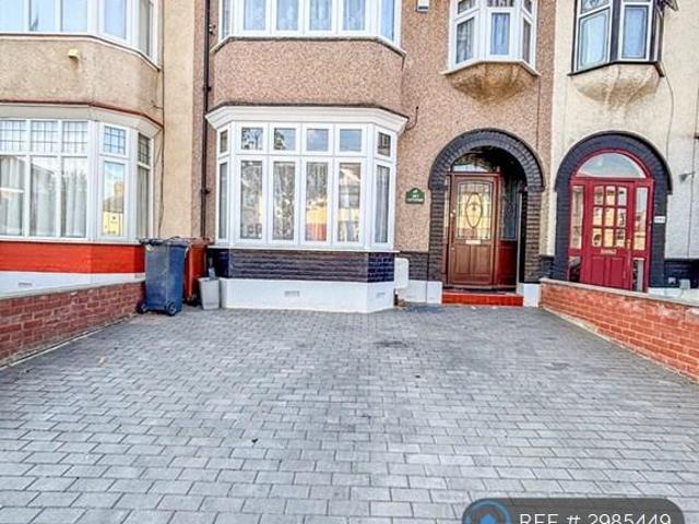 Cavendish Gardens, Barking, IG11 3 bed terraced house to rent £2,400 pcm £554 pw