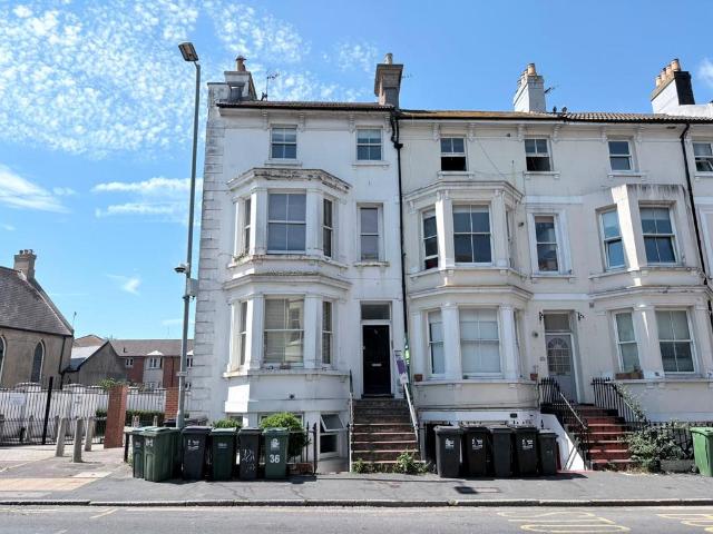 Cavendish Place, EASTBOURNE 2 bed apartment to rent £1,050 pcm £242 pw