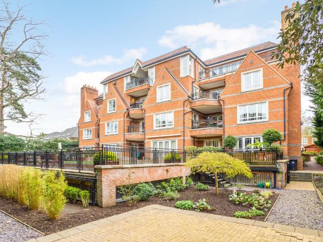 Cavendish Road, Weybridge KT13, 2 bed flat to rent, £4,600 pcm | PrimeLocation