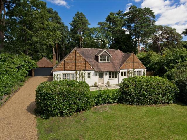 Cavendish Road, Weybridge, Surrey, KT13 4 bed detached house to rent £7,750 pcm £1,788 pw