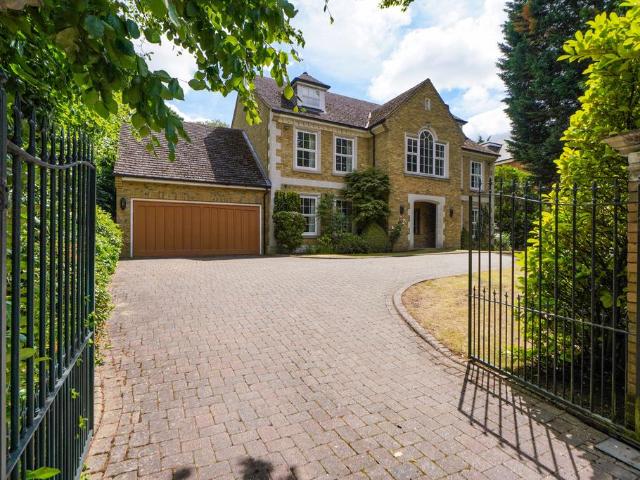 Cavendish Road, Weybridge, Surrey, KT13 5 bed detached house to rent £8,950 pcm £2,065 pw