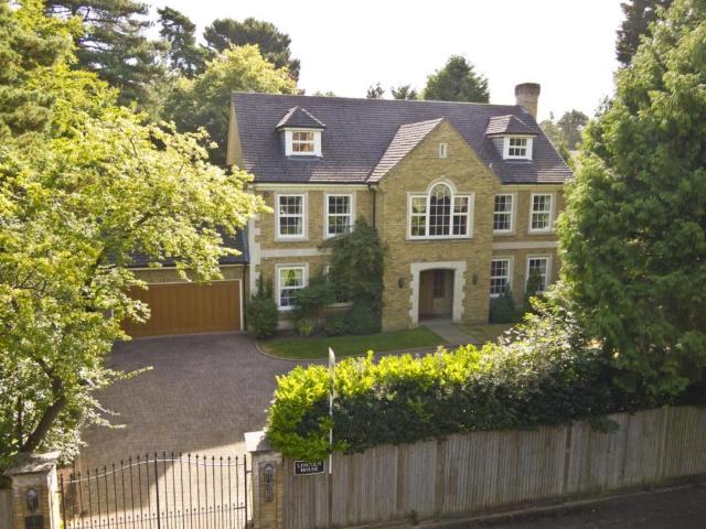 Cavendish Road, Weybridge, Surrey, KT13 6 bed detached house to rent £8,500 pcm £1,962 pw