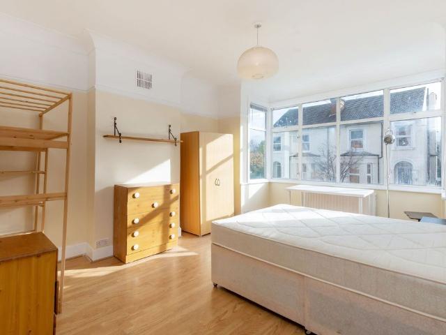 Cavendish Road, Colliers Wood, London SW19, 3 bed flat to rent, £2,701 pcm | PrimeLocation