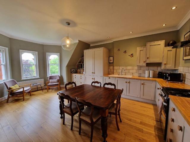 Cavendish Road East, The Park Estate. 2 bed apartment to rent £1,350 pcm £312 pw