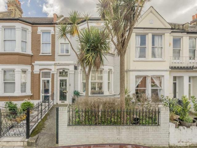 Cavendish Road, London SW12 3 bed house to rent £4,000 pcm £923 pw