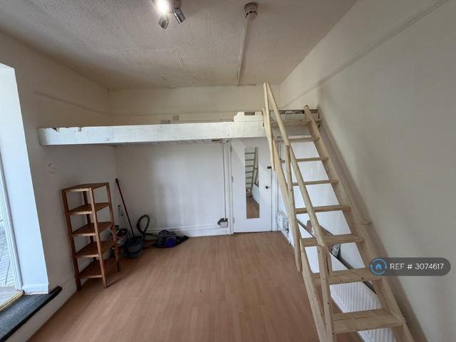 Cavendish Road, London, SW12 Studio to rent £1,650 pcm £381 pw