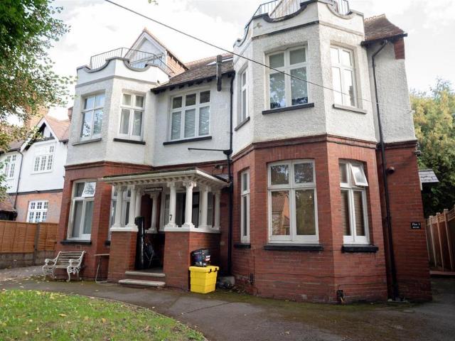 Cavendish Road, Redhill 1 bed apartment to rent £1,350 pcm £312 pw