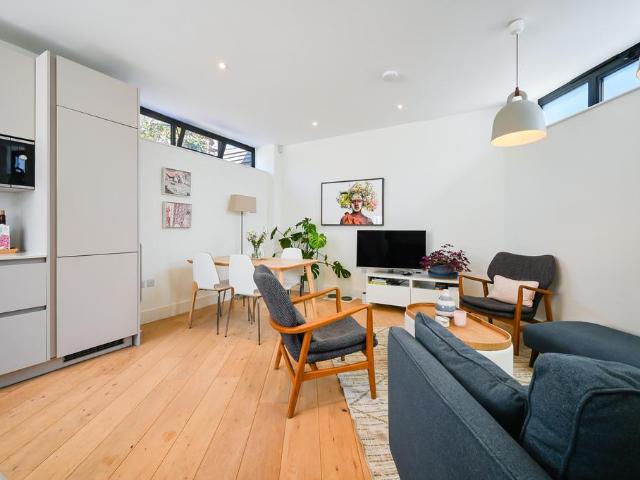 Cavendish Road, SW12 4 bed house to rent £7,500 pcm £1,731 pw
