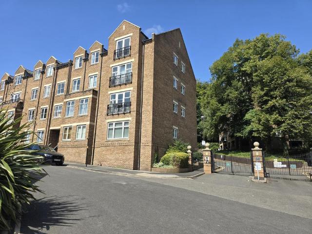 Caversham Place, Sutton Coldfield, B73 2 bed flat to rent £1,100 pcm £254 pw