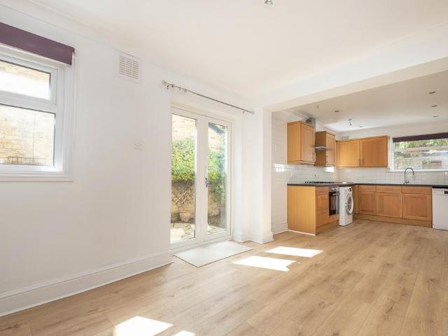 Caversham Road Kingston upon Thames KT1 3 bed detached house to rent £2,950 pcm £681 pw