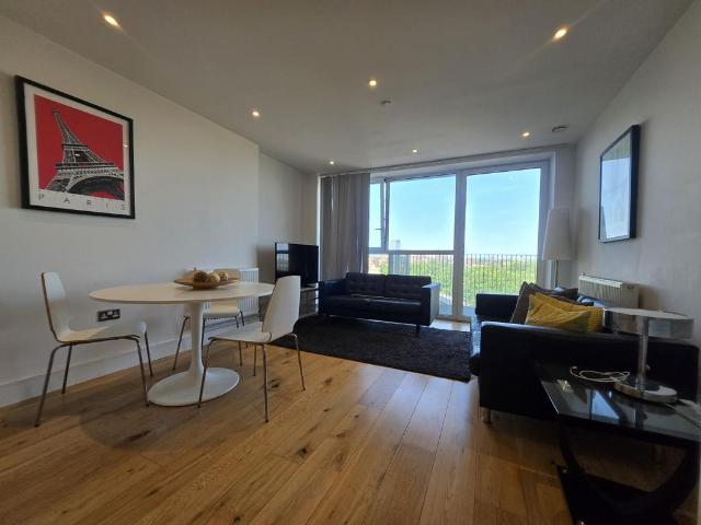 Caxton Street North, London E16 1 bed flat to rent £1,900 pcm £438 pw