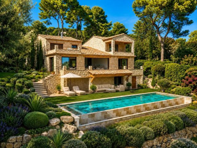 Ce bien d'exception vous offre une vue panoramique sur la me. 297m² Saint Paul de Vence