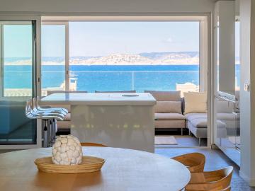 Ce duplex situé au dernier étage d’un condo récent et sécuri. 130m² Marseille 2ème