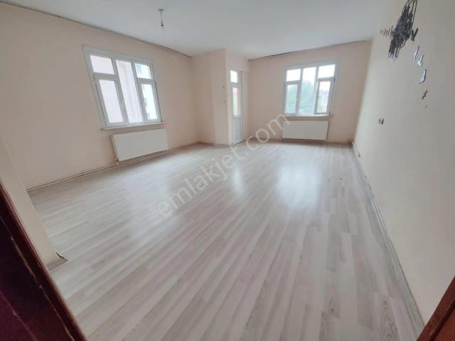 Cemil Cadde Üzerinde 2 Ci Kat 2+1 110 M2 Kombili Balkonlu