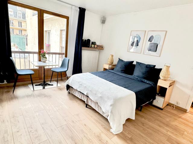 Center of Marais for Young Professionals, couples and Expats in Paris – Separate Office, Full Bathroom with Tub, Queen Size Bed