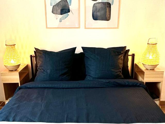 Center of Marais for Young Professionals, couples and Expats in Paris – Separate Office, Full Bathroom with Tub, Queen Size Bed, Paris Amsterdam Apartments for Rent