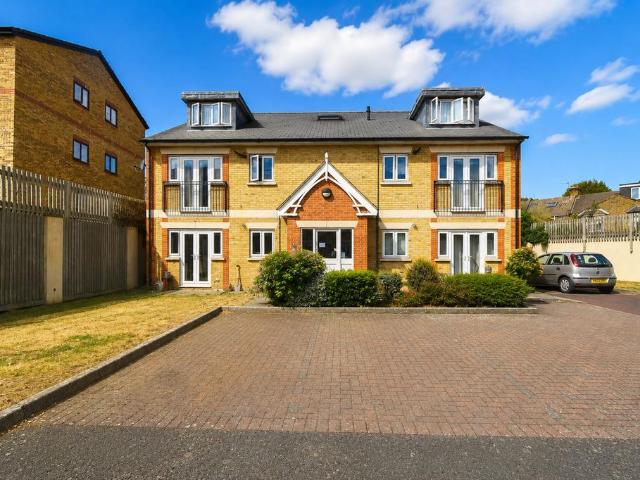 Centro Court, High Road Leytonstone. 2 bed apartment to rent £1,850 pcm £427 pw