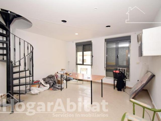 ¡CENTRO DE LLIRIA! ESPACIOSO, SEMINUEVO Y REFORMADO CON TERRAZA Y ASCENSOR