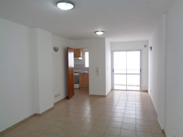 Centro Depto. de Categoría de 2 Dormitorios, Amplio y Luminoso con Balcón y Terraza con Tendederos