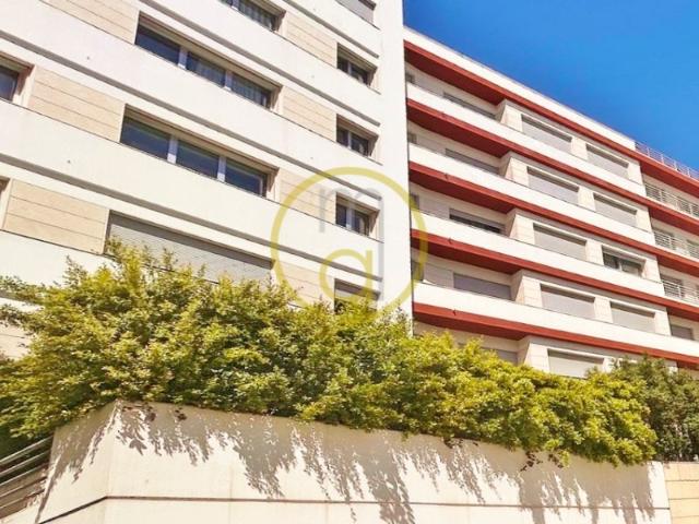CENTRO LISBOA / AV. 5 OUTUBRO aprt. T4 com ou sem móveis. Garagem