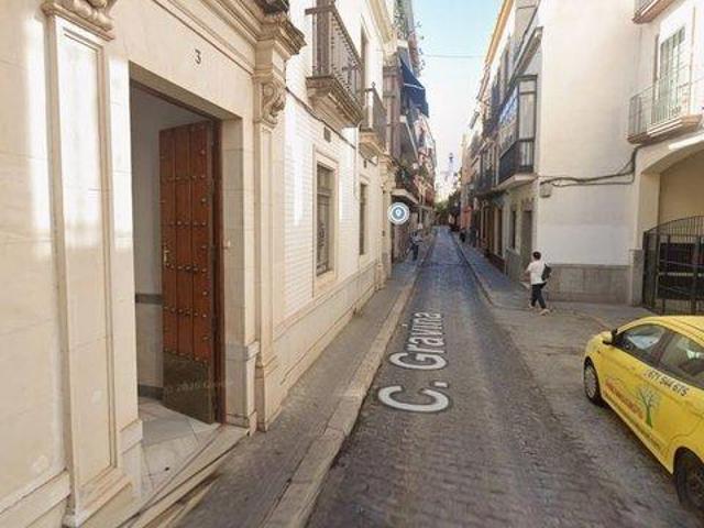 Centro Museo, junto Plaza. Excelente piso recién pintado y amueblado de 4 habitaciones 2 baños se alquila. ESTUDIANTES