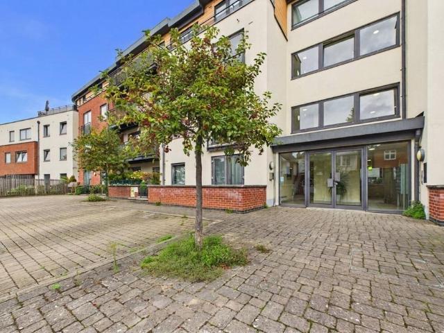 Centro, Southern Road, Camberley. 2 bed flat to rent £1,500 pcm £346 pw