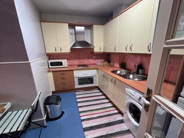 Centro San Julián, junto Muralla. Coqueto y amplio apartamento amueblado se alquila. Patio propio