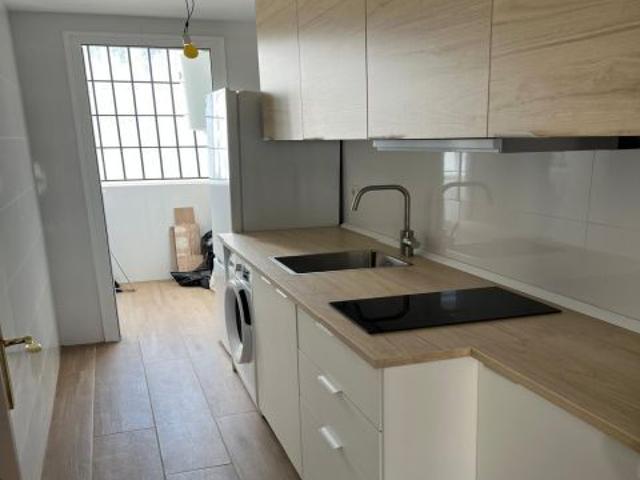 Centro San Lorenzo, cerca del Río. Excelente piso reformado de 2 habitaciones se alquila. Balcón a l