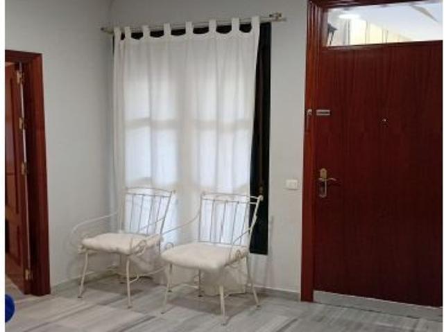 Centro San Vicente, calle Torneo, junto al Río. Excelente apartamento amueblado se alquila. Ascensor