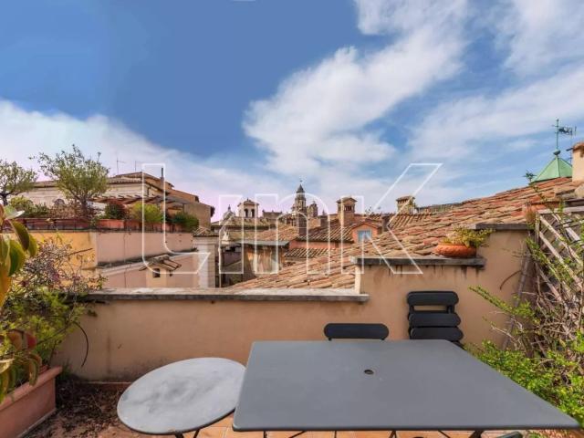Centro Storico – Campitelli: appartamento con attico e terra. 170m² Roma