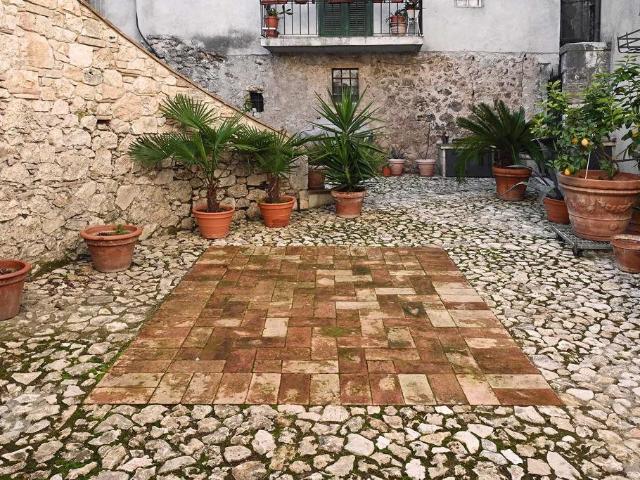 Centro Storico Con Giardino E Cantina 100m² Lugnano in Teverina