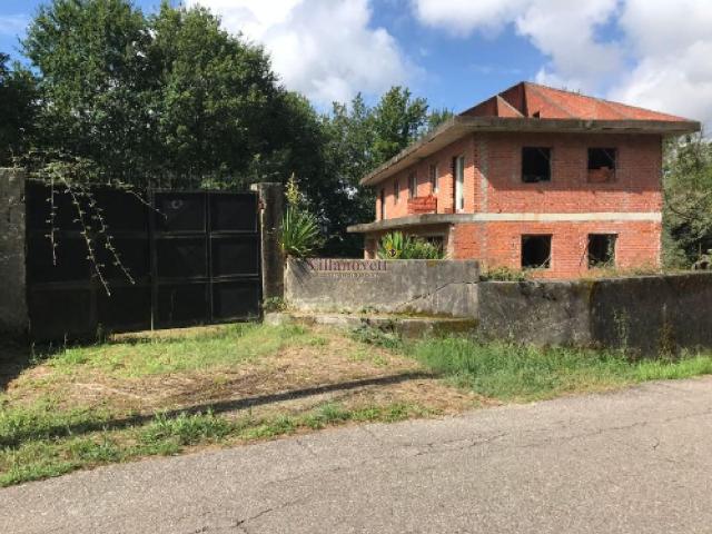 CENTRO PONTEAREAS ESTRUCTURA DE CASA 3 PLANTAS, CON 2.200 METROS FINCA, LICENCIA Y PROYECTO VIGENTES