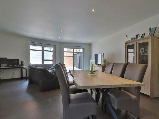 Centraal appartement met 2 slpks, terras en autostaanplaats