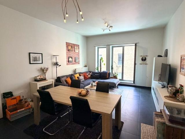 Centraal gelegen bemeubeld appartement MET autostaanplaats