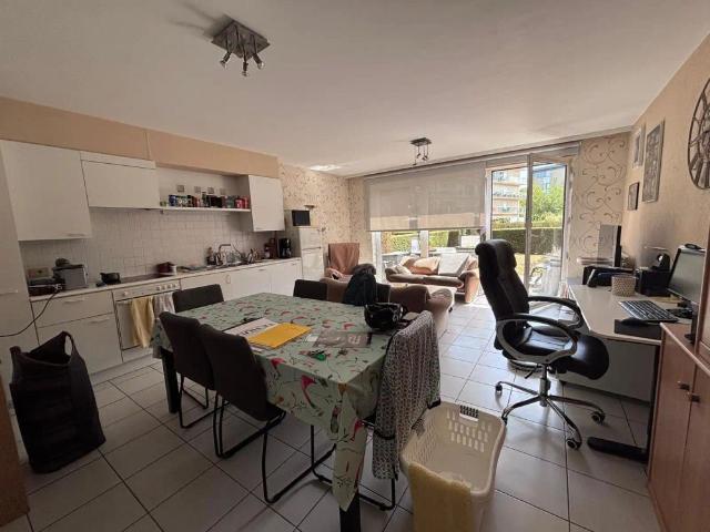 Centraal gelegen gelijkvloers appartement met terras en tuintje, op ca 200 m van het station