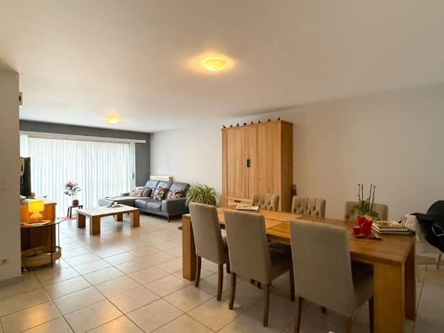 Centraal gelegen gelijkvloers appartement met twee slaapkamers en garage