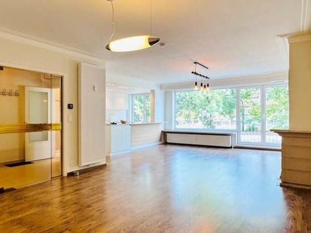 Centraal gelegen gerenoveerd 3 slaapkamerappartement met.