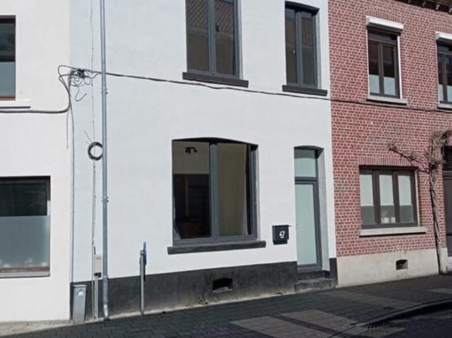Centraal gelegen, volledig gerenoveerde instapklare woning