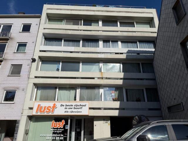 Centraal gelegen 2 slpk appartement met terras, kelder TE.