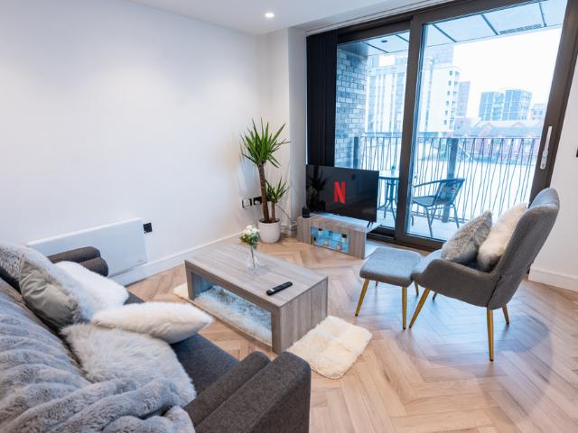 Central Manchester 2 Bed · Canal View Balcony