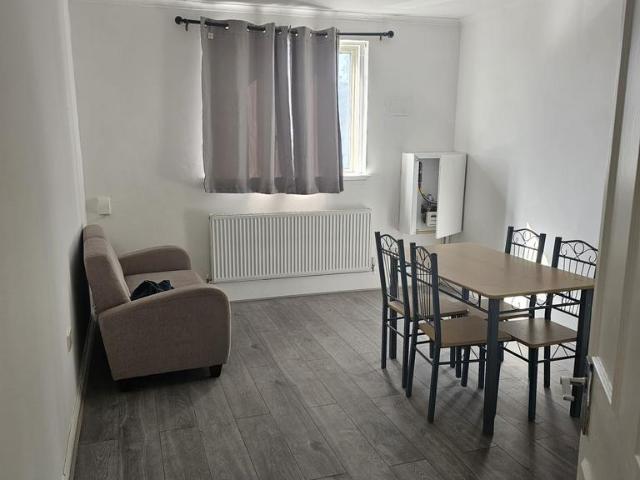 Central Avenue, Hounslow TW3 1 bed flat to rent £1,200 pcm £277 pw