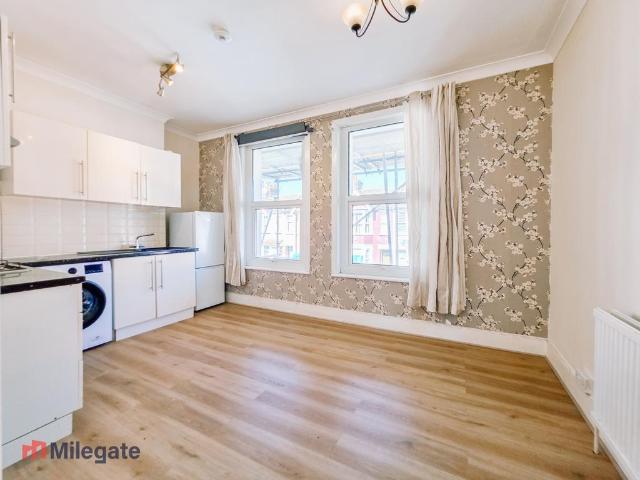 Central Avenue, Southend On Sea SS2 1 bed flat to rent £1,045 pcm £241 pw
