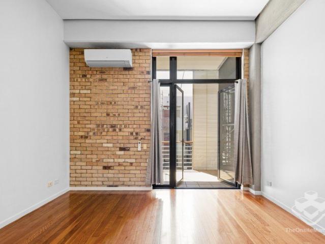 Central and Spacious 1 bedroom loft apartment in Fortitude Valley