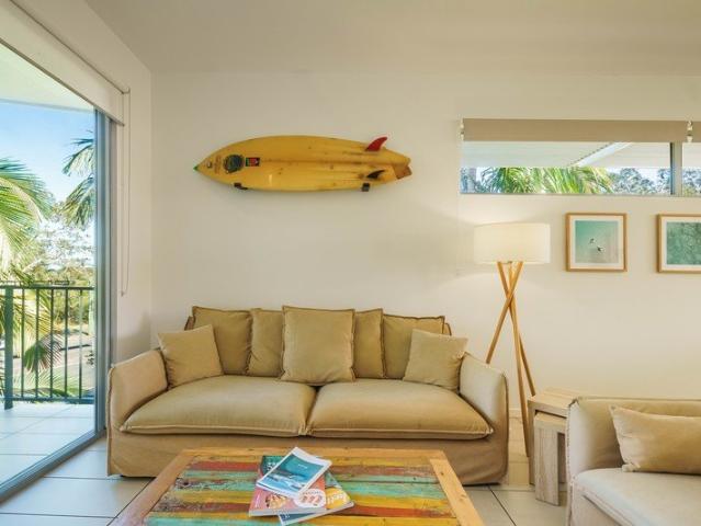 Central Apartment with Lake Weyba Glimpses