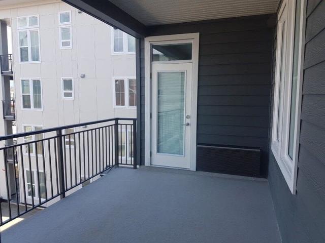 Central area @ Central Green 1 bed+den
