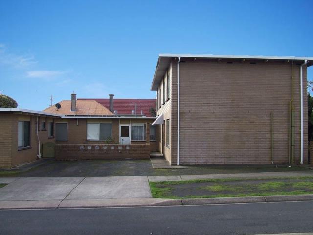 CENTRAL CBD LIVING ONE BEDROOM UNIT
